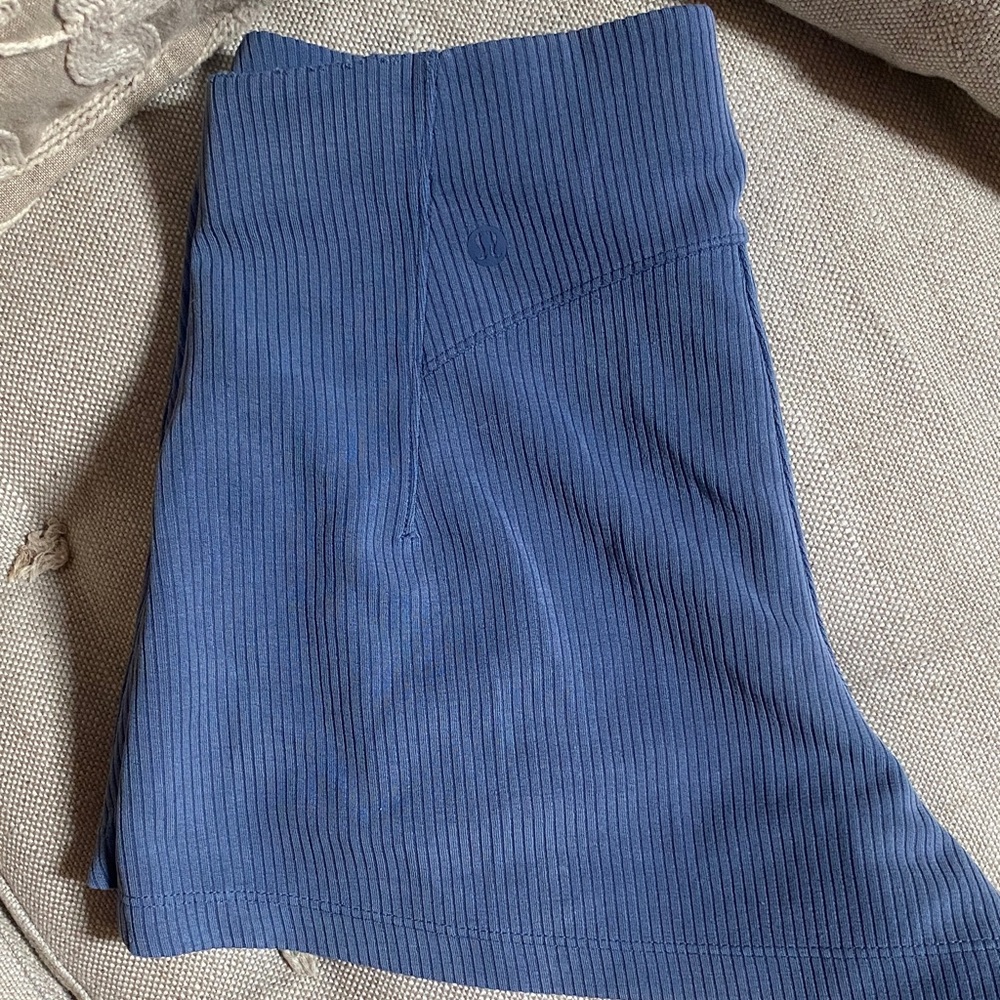 Lululemon Ribbed Softstreme High-Rise Shorts 2” size 4